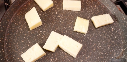 Салат из маринованных цукини с жареным сыром, смородиной и орехами