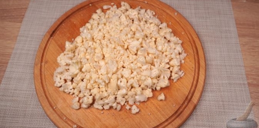 Салат из свежей цветной капусты и орехов