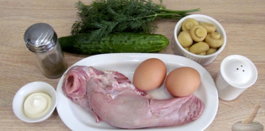 Салат с языком, грибами и огурцами