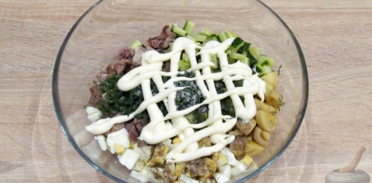 Салат с языком, грибами и огурцами