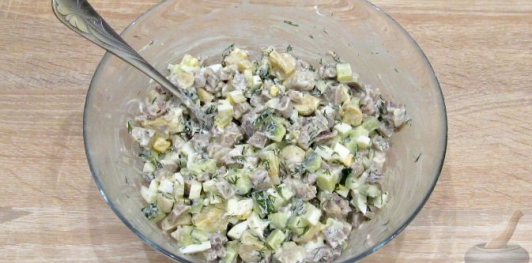 Салат с языком, грибами и огурцами