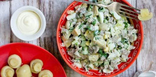 Салат с языком, грибами и огурцами