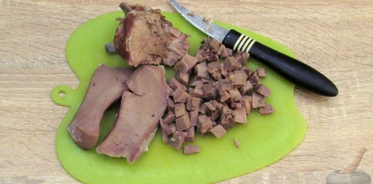 Салат с языком, грибами и огурцами