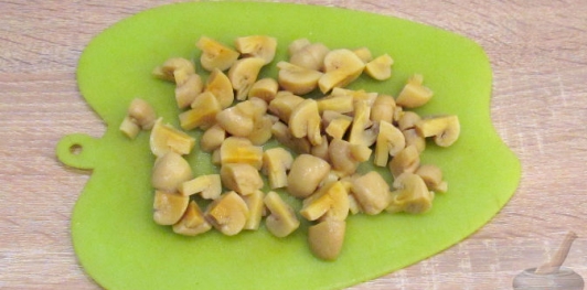 Салат с языком, грибами и огурцами