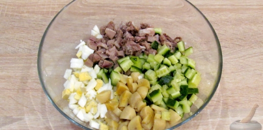 Салат с языком, грибами и огурцами