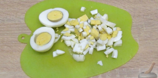 Салат с языком, грибами и огурцами