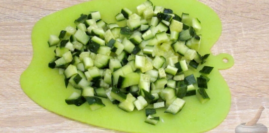 Салат с языком, грибами и огурцами