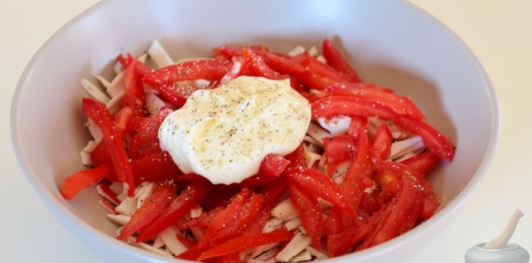 Салат с крабовыми палочками и помидорами