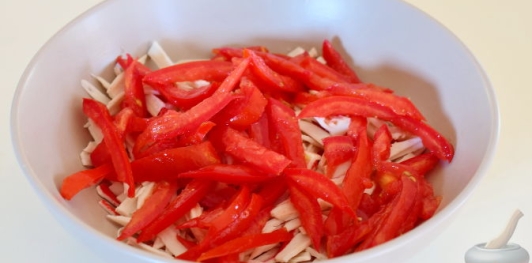 Салат с крабовыми палочками и помидорами