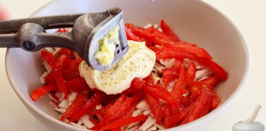 Салат с крабовыми палочками и помидорами