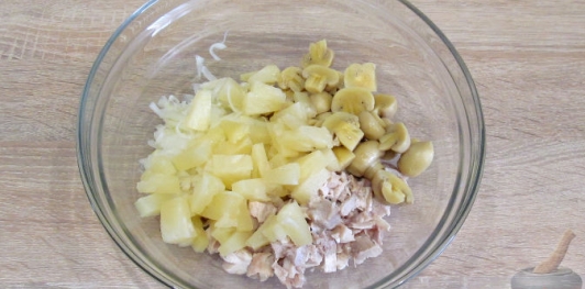 Салат с курицей, ананасами и грибами