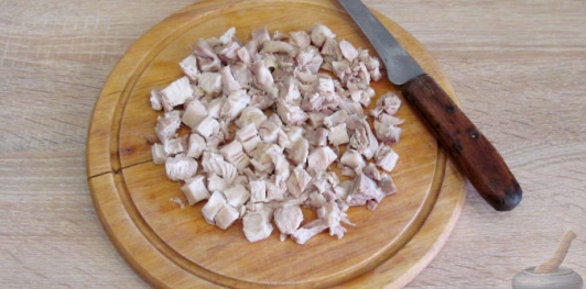 Салат с курицей, ананасами и грибами