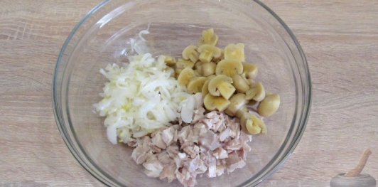Салат с курицей, ананасами и грибами