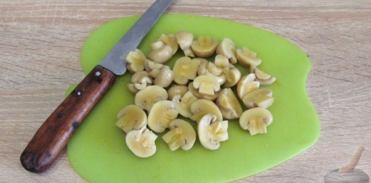 Салат с курицей, ананасами и грибами