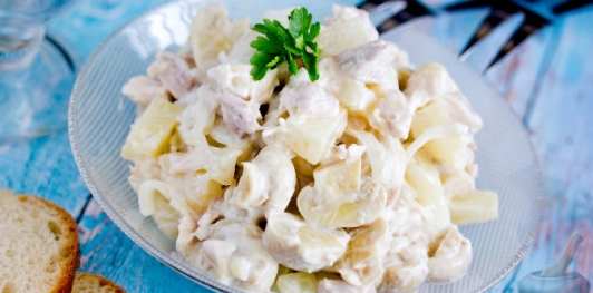 Салат с курицей, ананасами и грибами