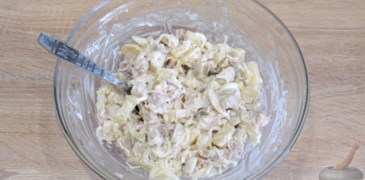 Салат с курицей, ананасами и грибами