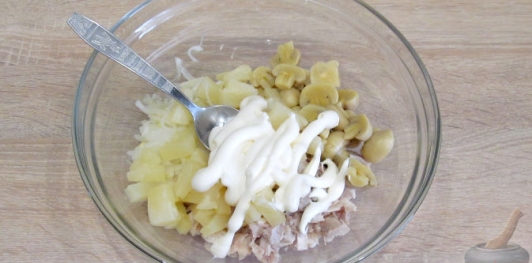 Салат с курицей, ананасами и грибами