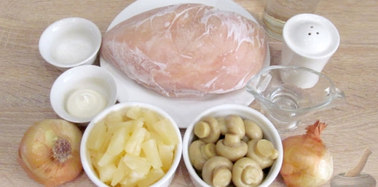 Салат с курицей, ананасами и грибами