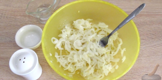 Салат с курицей, ананасами и грибами