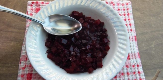 Салат со свёклой, картофелем, яблоком и черемшой
