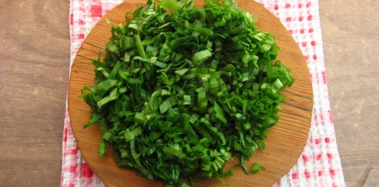 Салат со свёклой, картофелем, яблоком и черемшой