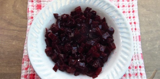 Салат со свёклой, картофелем, яблоком и черемшой