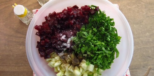 Салат со свёклой, картофелем, яблоком и черемшой