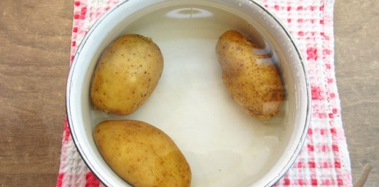 Салат со свёклой, картофелем, яблоком и черемшой