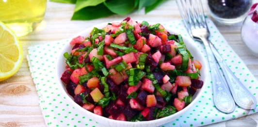 Салат со свёклой, картофелем, яблоком и черемшой