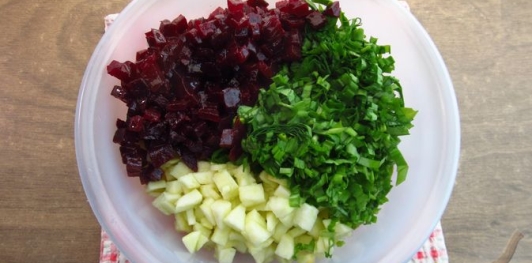 Салат со свёклой, картофелем, яблоком и черемшой