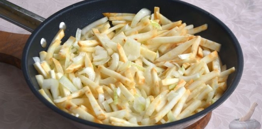 Сельдерей, жаренный с грибами