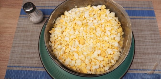 Слоёный салат "Цветочная поляна" с рисом и рыбой