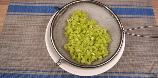 Слоёный салат "Цветочная поляна" с рисом и рыбой
