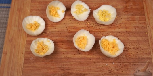 Слоёный салат "Цветочная поляна" с рисом и рыбой