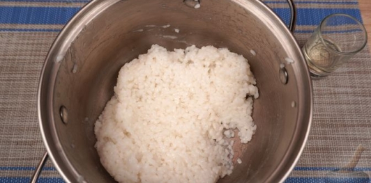 Слоёный салат "Цветочная поляна" с рисом и рыбой