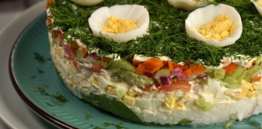 Слоёный салат "Цветочная поляна" с рисом и рыбой