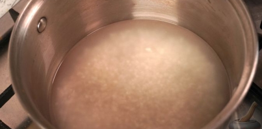 Слоёный салат "Цветочная поляна" с рисом и рыбой