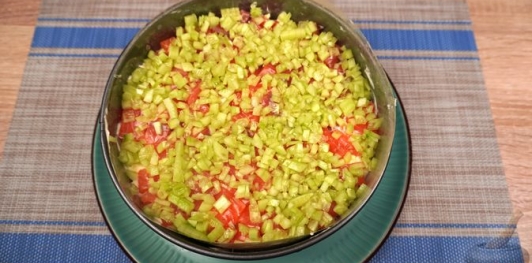 Слоёный салат "Цветочная поляна" с рисом и рыбой