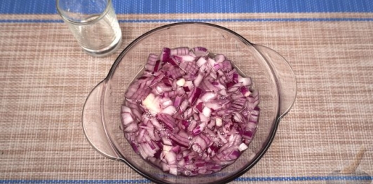 Слоёный салат "Цветочная поляна" с рисом и рыбой