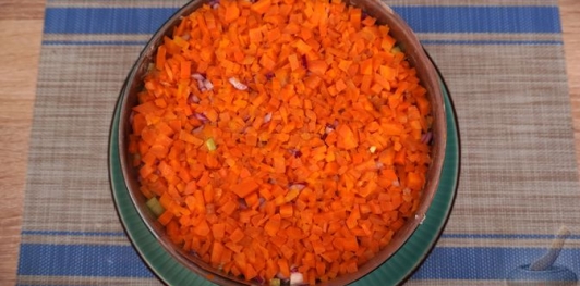 Слоёный салат "Цветочная поляна" с рисом и рыбой