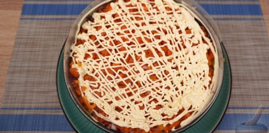 Слоёный салат "Цветочная поляна" с рисом и рыбой