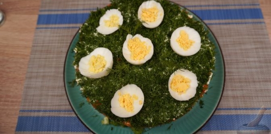 Слоёный салат "Цветочная поляна" с рисом и рыбой