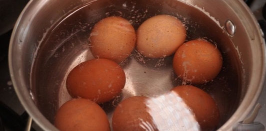 Слоёный салат "Цветочная поляна" с рисом и рыбой