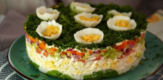 Слоёный салат "Цветочная поляна" с рисом и рыбой