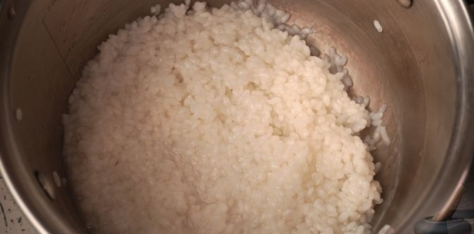 Слоёный салат "Цветочная поляна" с рисом и рыбой