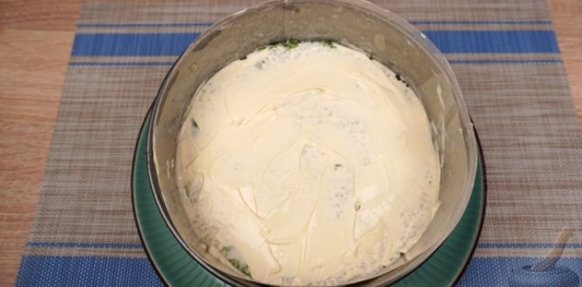 Слоёный салат "Цветочная поляна" с рисом и рыбой