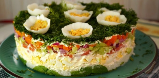 Слоёный салат "Цветочная поляна" с рисом и рыбой