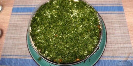 Слоёный салат "Цветочная поляна" с рисом и рыбой