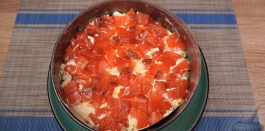 Слоёный салат "Цветочная поляна" с рисом и рыбой