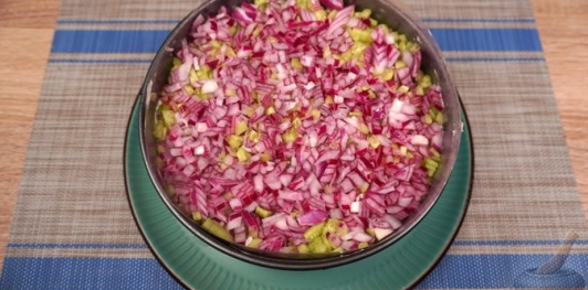 Слоёный салат "Цветочная поляна" с рисом и рыбой